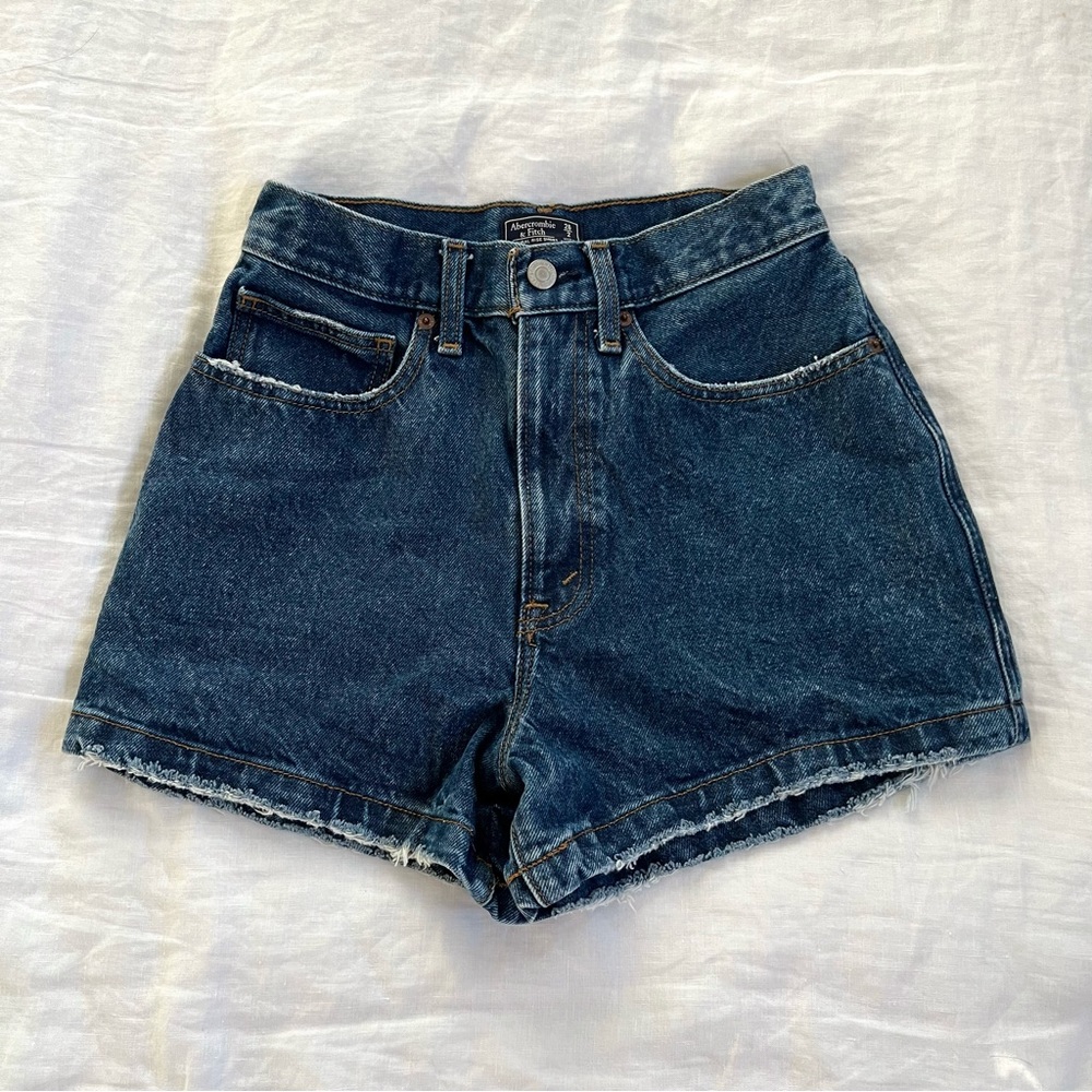 Abercrombie & Fitch natural rise shorts - size 26